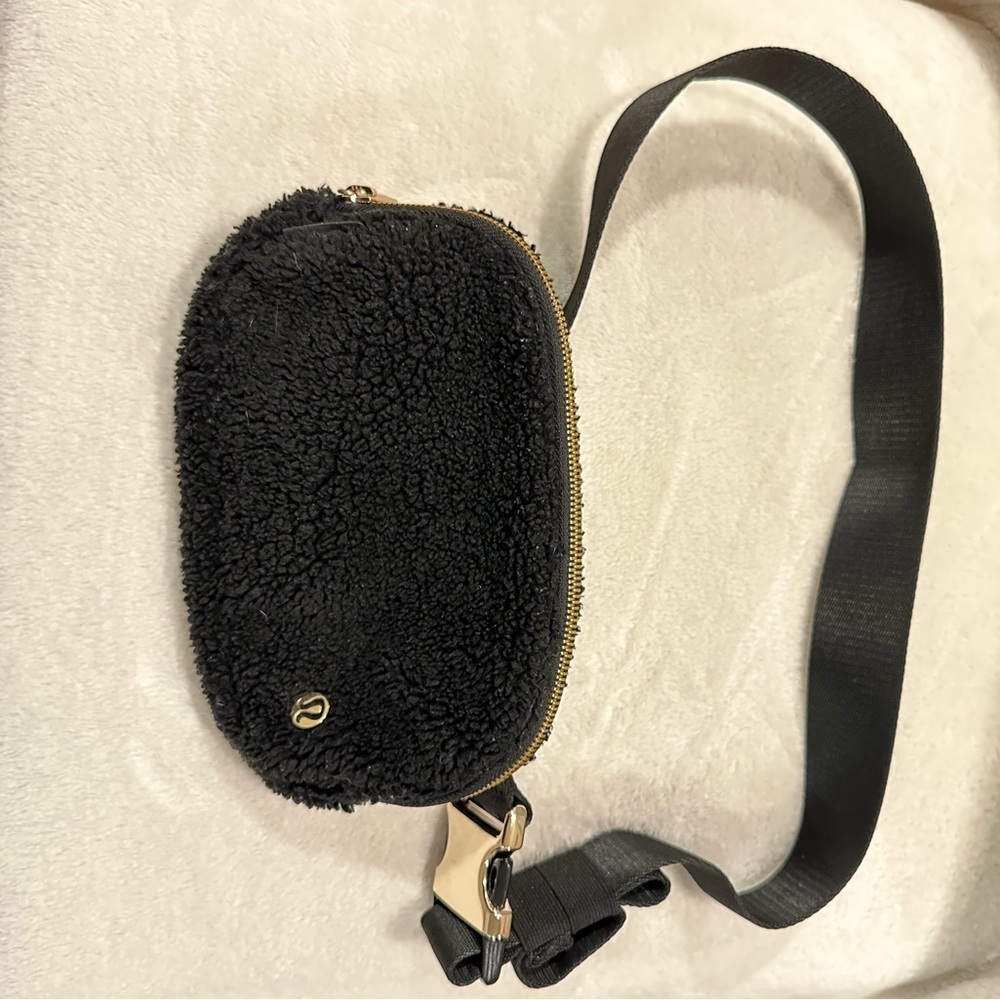 Lululemon Everywhere fleece belt bag gold buckle recycled nylon O/S black - Picture 8 of 9